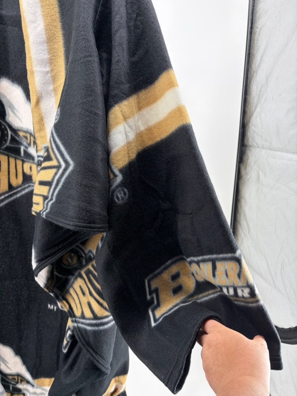 Purdue Boilermakers Northwest Snuggie Blanket Pre-Owned - Picture 2 of 7